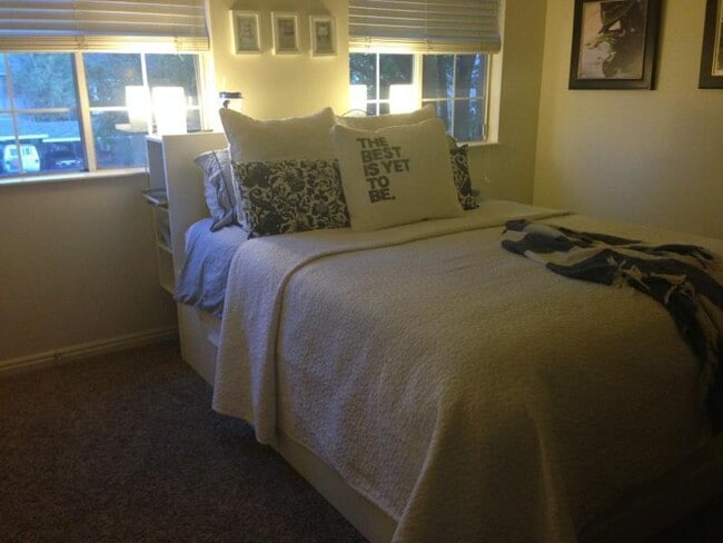 Building Photo - Stylish 3 bed 2.5 bath town home in Provo