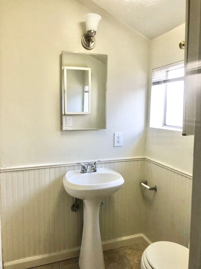 Building Photo - 548 W 4th Ave