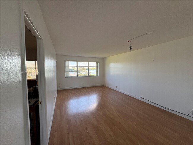 Building Photo - 2223 Park Ln