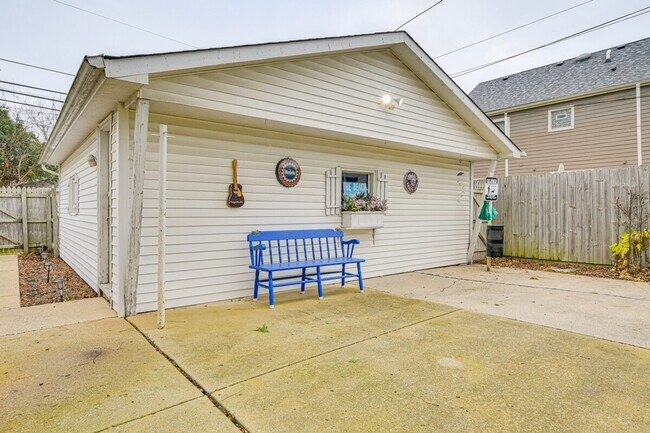 Building Photo - 1538 Fowler Ave