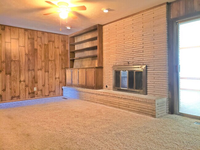 Building Photo - Available NOW! *** SPECIAL $200 OFF 1ST MONTH’S RENT***Fabulous Home on Huge Corner Lot with Circ...