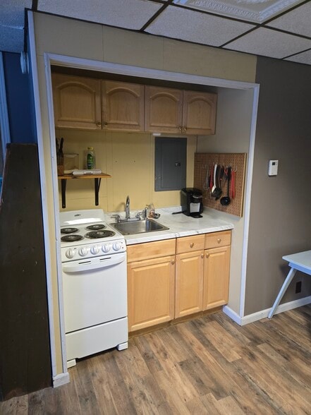 Building Photo - 160 Birch St