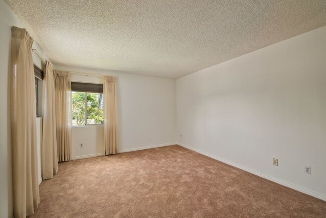 Building Photo - Briarcliffe Townhouse Updated Inside and Out