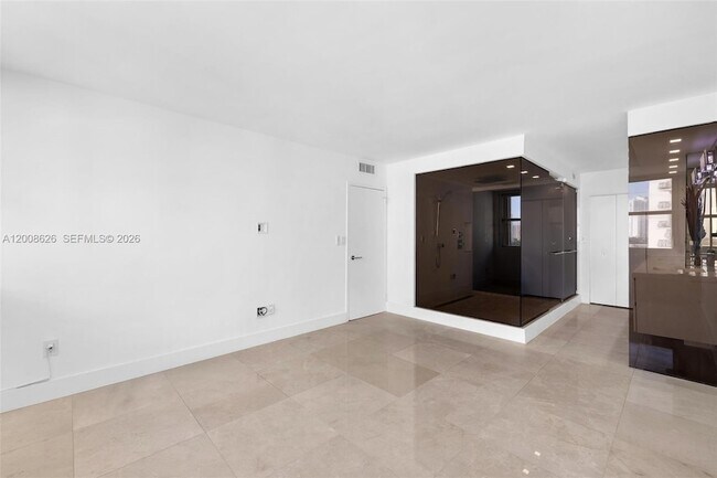 Building Photo - 1420 Brickell Bay Dr