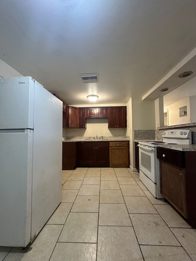 Building Photo - H27