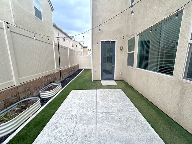 Building Photo - POWELL WAY UNIT 104 CORONA 92883  (3 BED / 2.5 BATH)