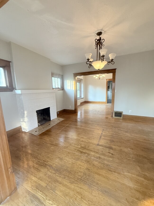 Building Photo - 2216 Weston Ave