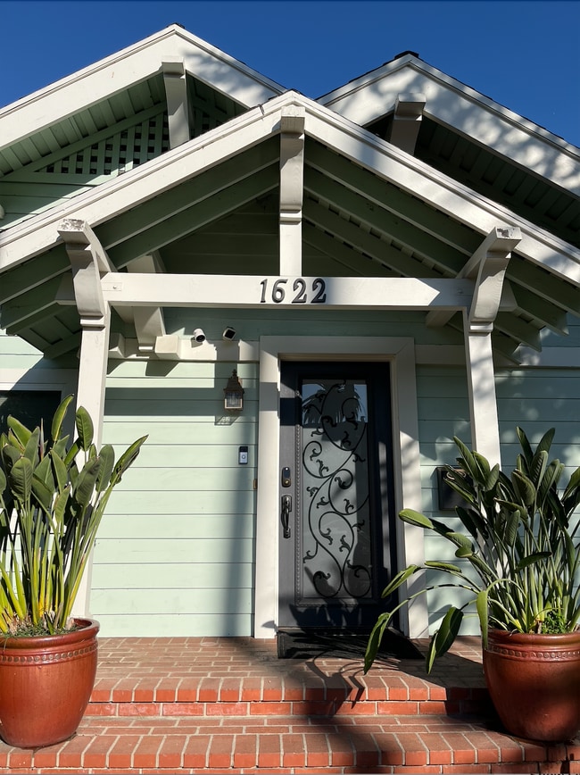 Building Photo - 1622 N Sierra Bonita Ave