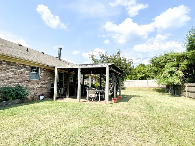 Building Photo - 310 Lexington Dr