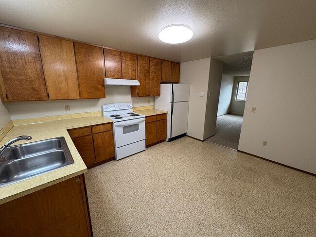 Building Photo - 2 Bed/1 Bath Unit Located in SE Bend Triplex - Month to Month Lease Term