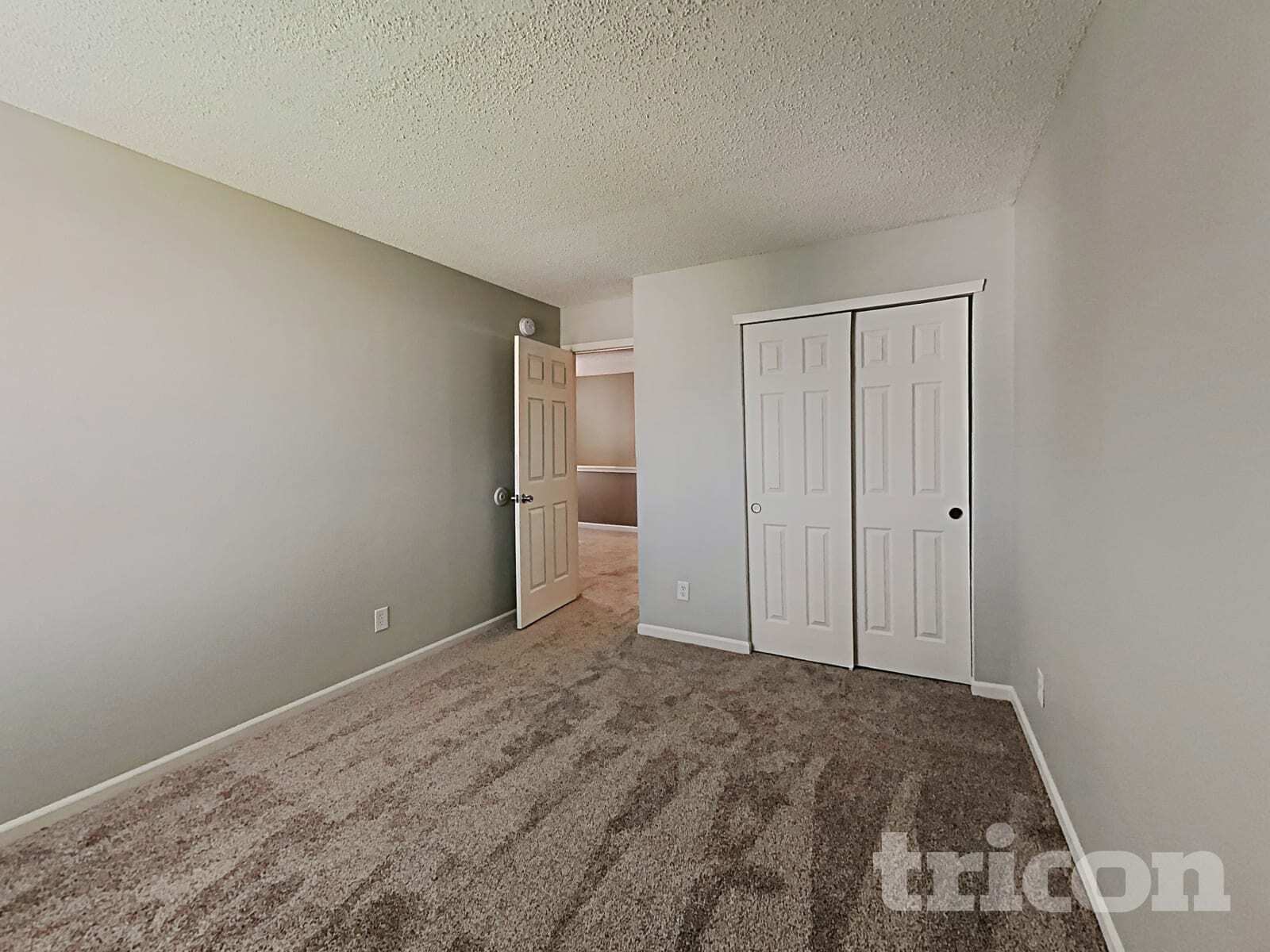 Building Photo - 4525 Connaught Dr E