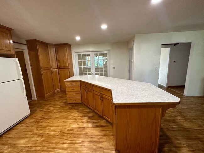 Building Photo - 4 bed 2.5 bath home in Rexburg with GAS AN...
