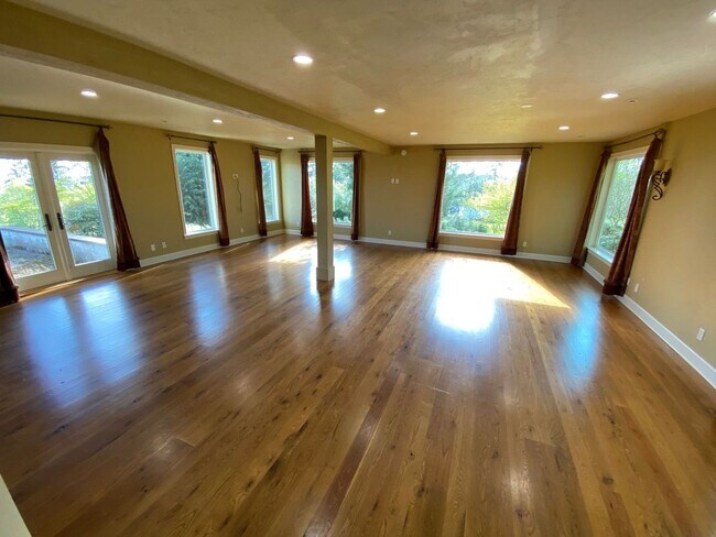 Building Photo - 5bd/5ba +HUGE BARN & SHOP - Absolutely LUX...