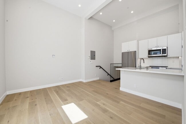 Building Photo - 446 Kirkham St