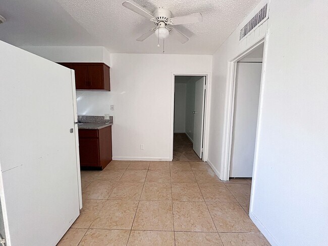 Building Photo - Remodeled 2 Bedroom and 1 Bath Unit Near E...