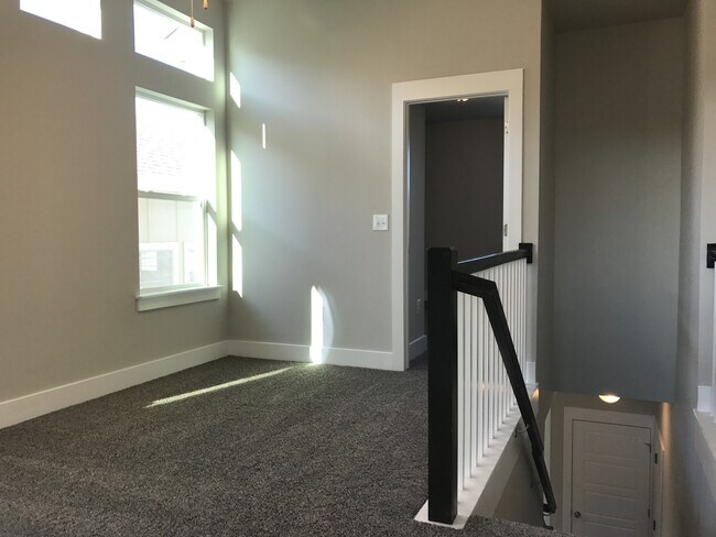 Building Photo - BEAUTIFUL TOWNHOUSE IN CRESTVIEW