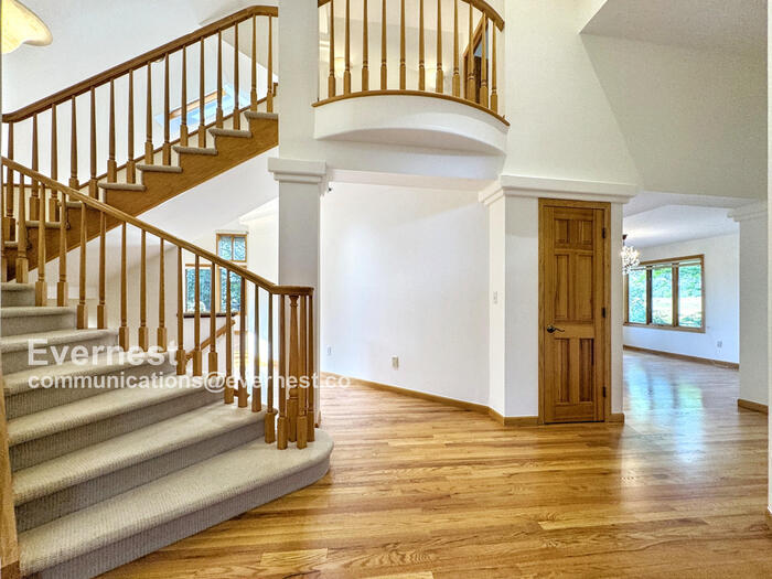 Building Photo - 990 Utica Cir