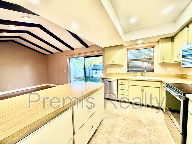 Building Photo - 2381 Timbercrest Cir W