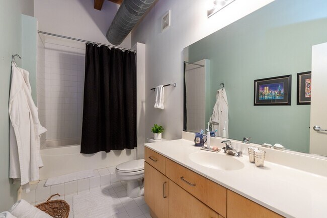 Building Photo - HUGE one bedroom with easy highway access ...