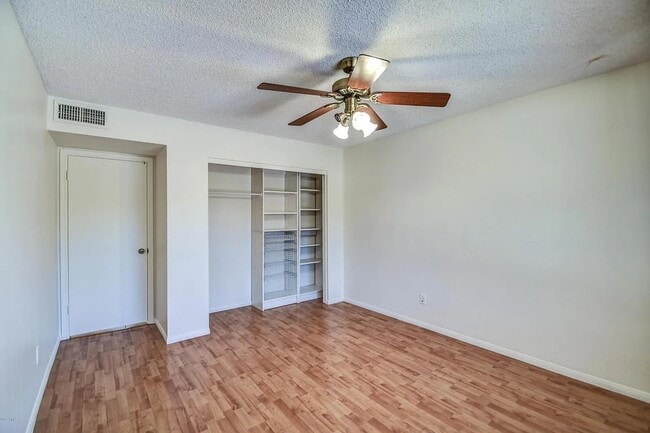 Building Photo - 1549 E Drake Dr