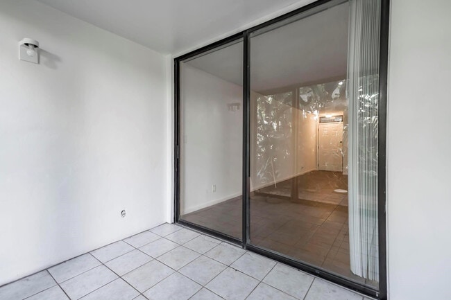 Building Photo - 210 Lake Pointe Dr