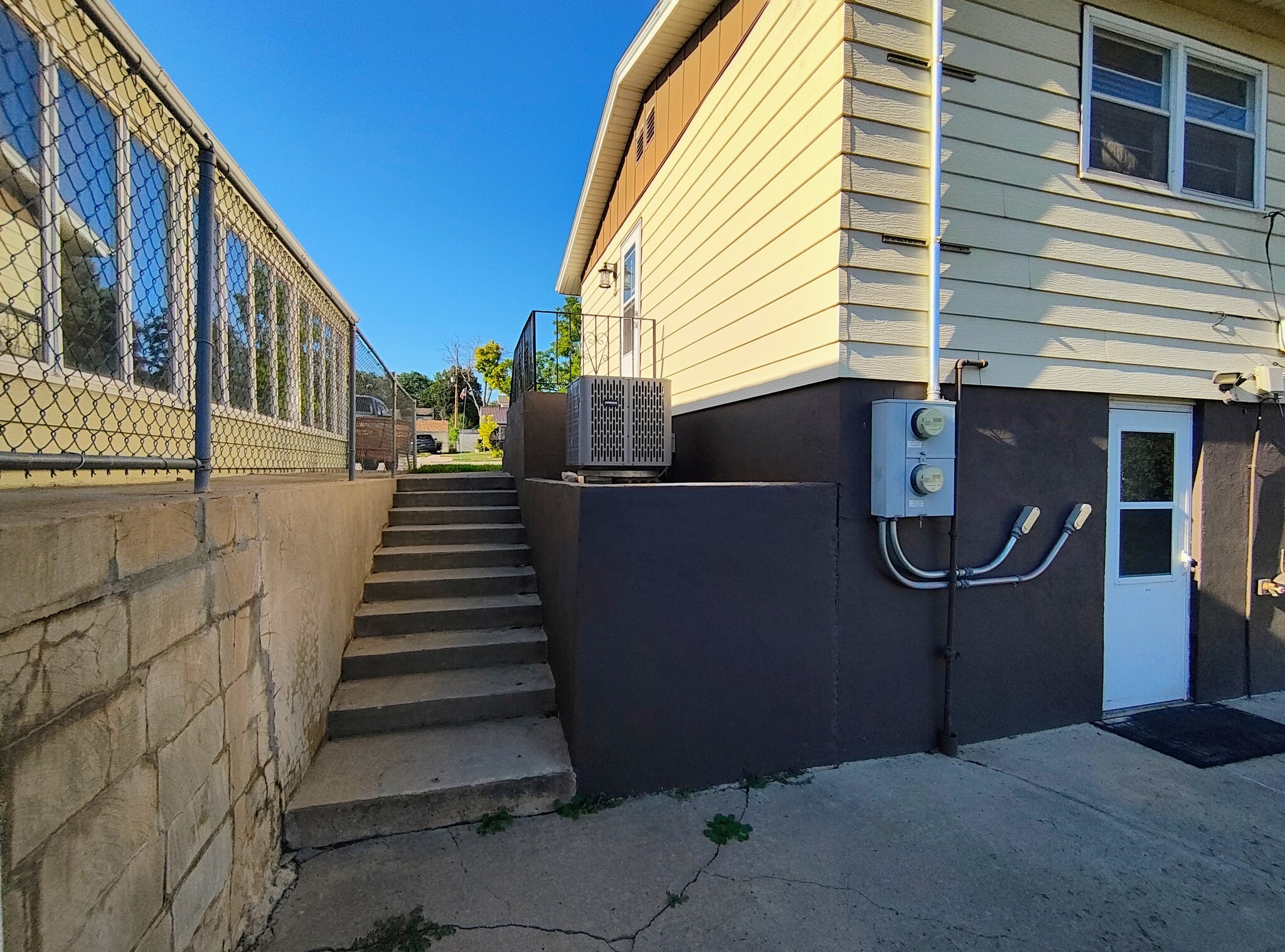 Building Photo - 113 E Custer St