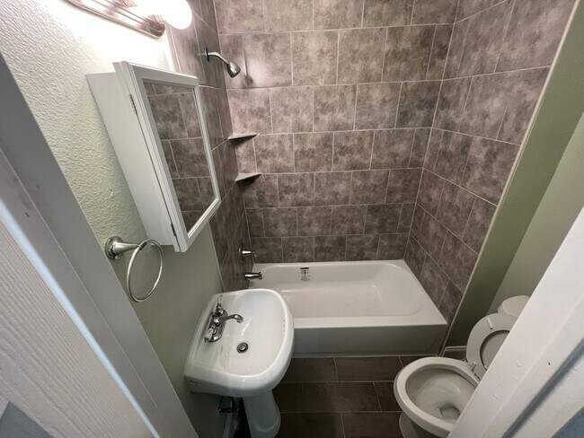 Building Photo - *HALF OFF FIRST MONTH'S RENT/MITAD DEL PRM...