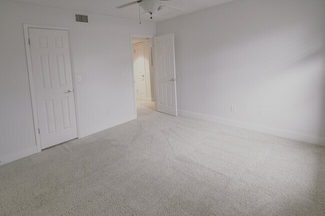 Building Photo - 3737 Loretto Rd