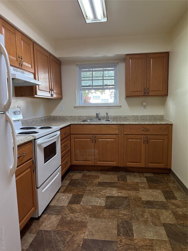 Primary Photo - 33 Oak St