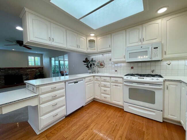 Building Photo - Gorgeous 4 Bedroom 2 Bathroom Home in Bonita!