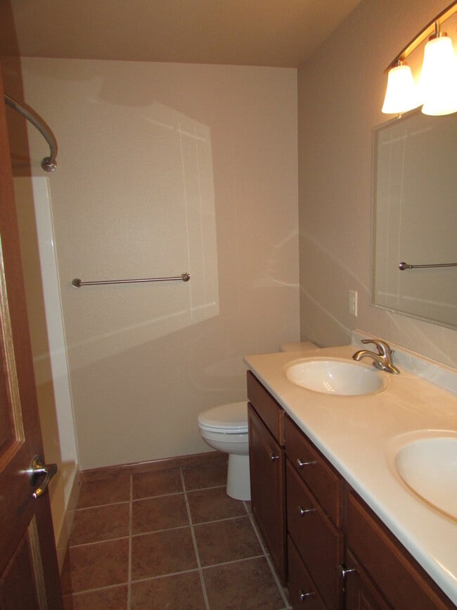 Building Photo - 2 BEDROOM | 2 BATH | DOUBLE GARAGE | SOUTH