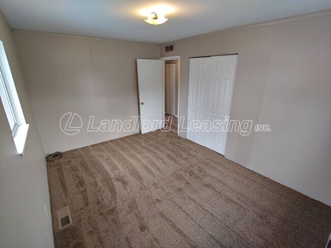 Building Photo - Reduced Deposit $595.00 Freshly painted 3 bedroom with new flooring throughout!