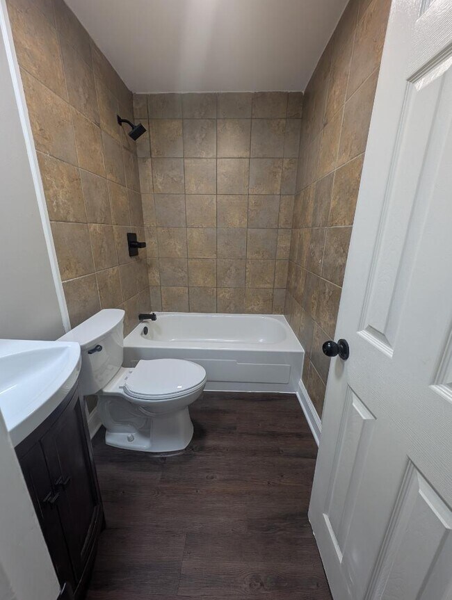 Building Photo - 105 Woodland Park Cir