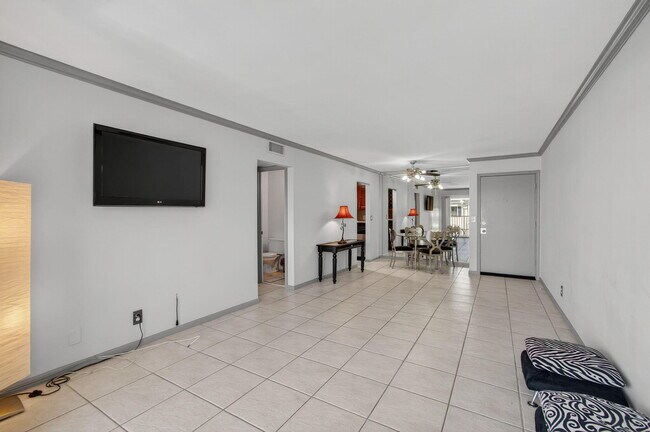 Building Photo - 170 Cypress Club Dr