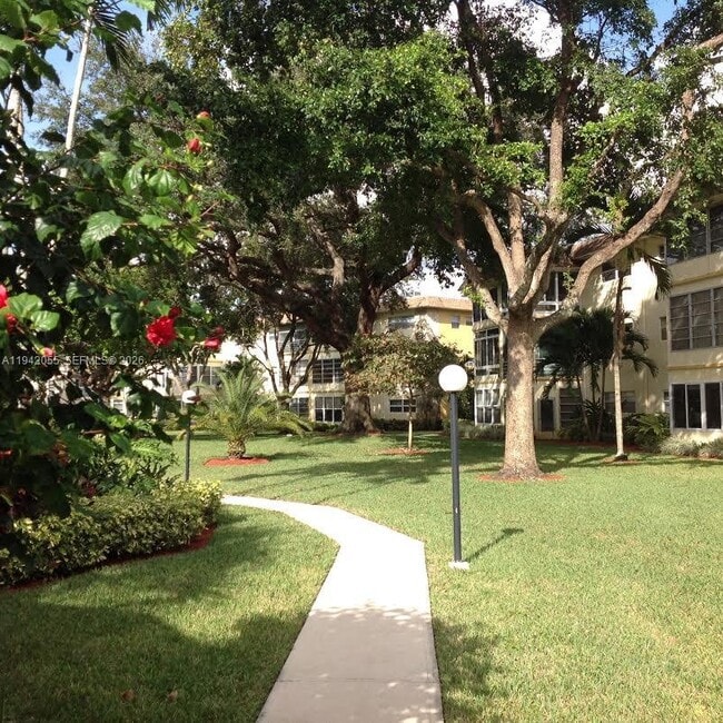 Building Photo - 5181 W Oakland Park Blvd