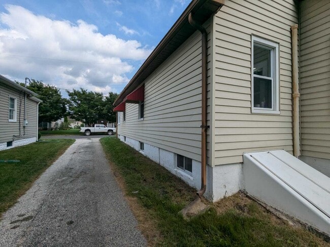 Building Photo - 15 Locust Ave