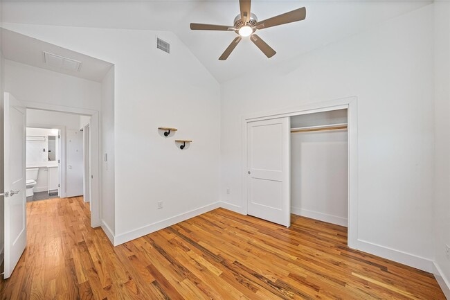 Building Photo - 600 W Odell St