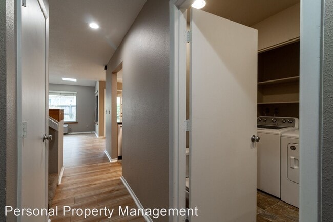 Building Photo - 2 br, 2.5 bath House - 7816 NE Loowit Loop...