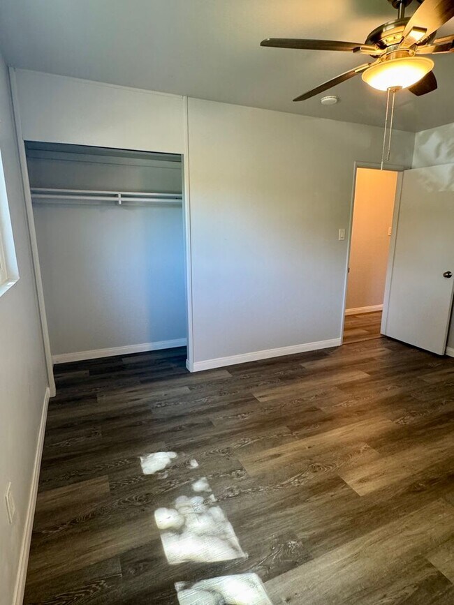 Building Photo - Beautiful & Welcoming 3 Bed/2 Bath Walking...