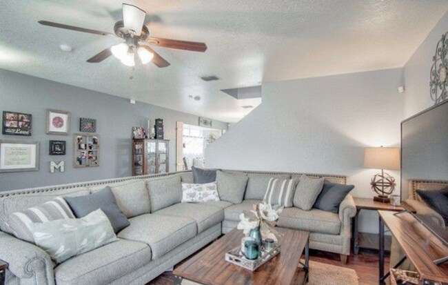 Building Photo - 3 Bed  1/2  Bath  with Large Yard
