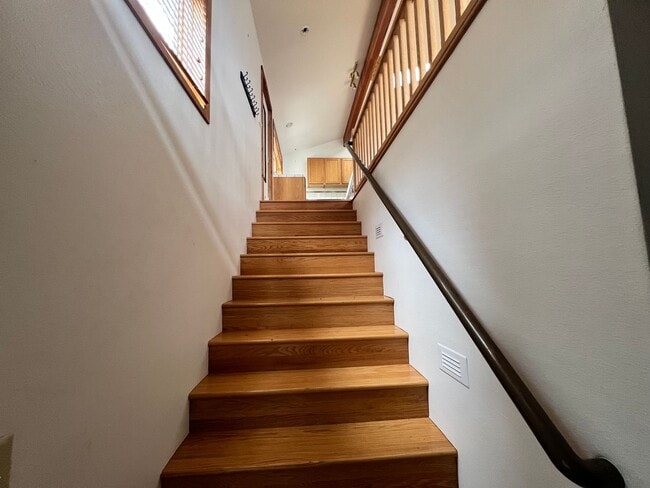 Building Photo - Amazing 1 Bedroom/ 1 Bath Duplex Unit- ava...