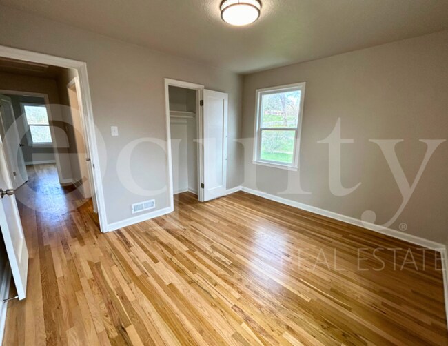 Building Photo - 105 E 500 N