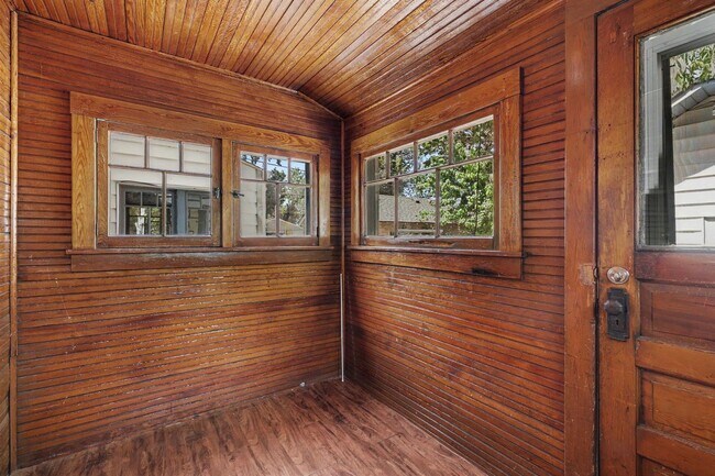 Building Photo - Charming University Neighborhood Home | 2 Bedrooms + Bonus Room