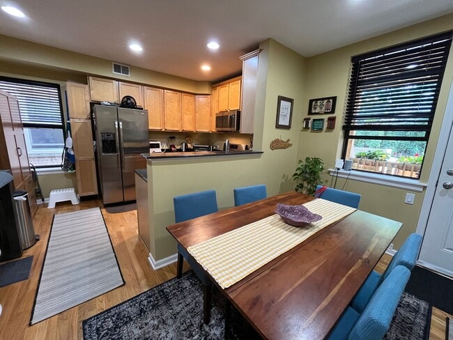 Building Photo - Warm Vintage Jumbo 2BR 2Bth w fireplace an...