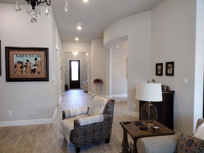 Building Photo - Beautiful 4 bedroom with a pool!!!