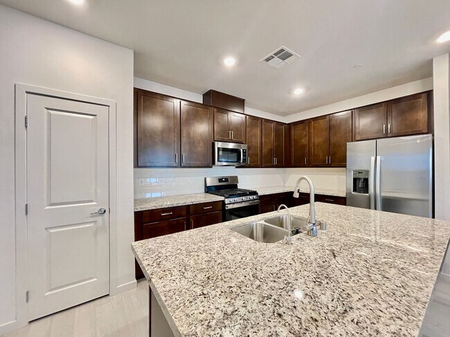 Building Photo - MOUNTAIN VIEWS, Gently lived in 4 bedroom 2.5 Bathrooms with Loft, home is a Must See!