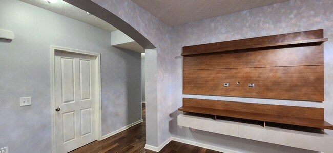 Building Photo - 590 Redwood Ln