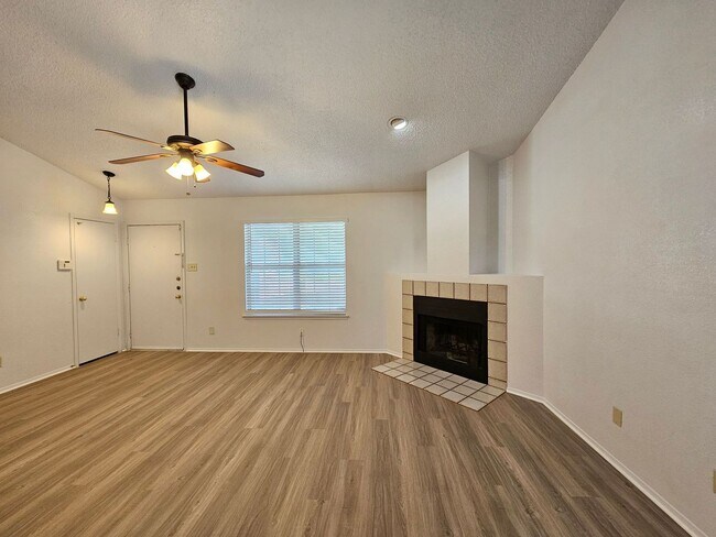 Building Photo - 2209 Dickens Dr