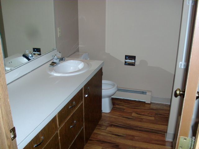 Building Photo - 3 br, 1 bath Townhome - Martin House Townh...