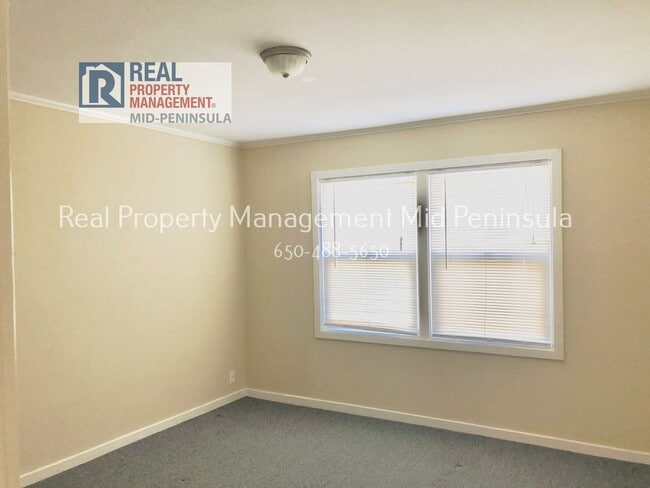 Building Photo - 2 Bedroom Apartment with covered car garage